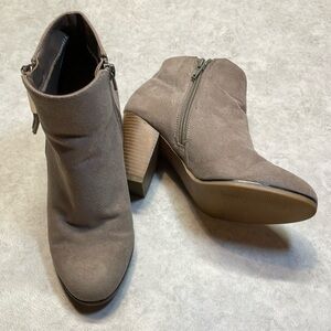 Apt. 9 women’s taupe micro suede ankle boots. Size 6. Block heel